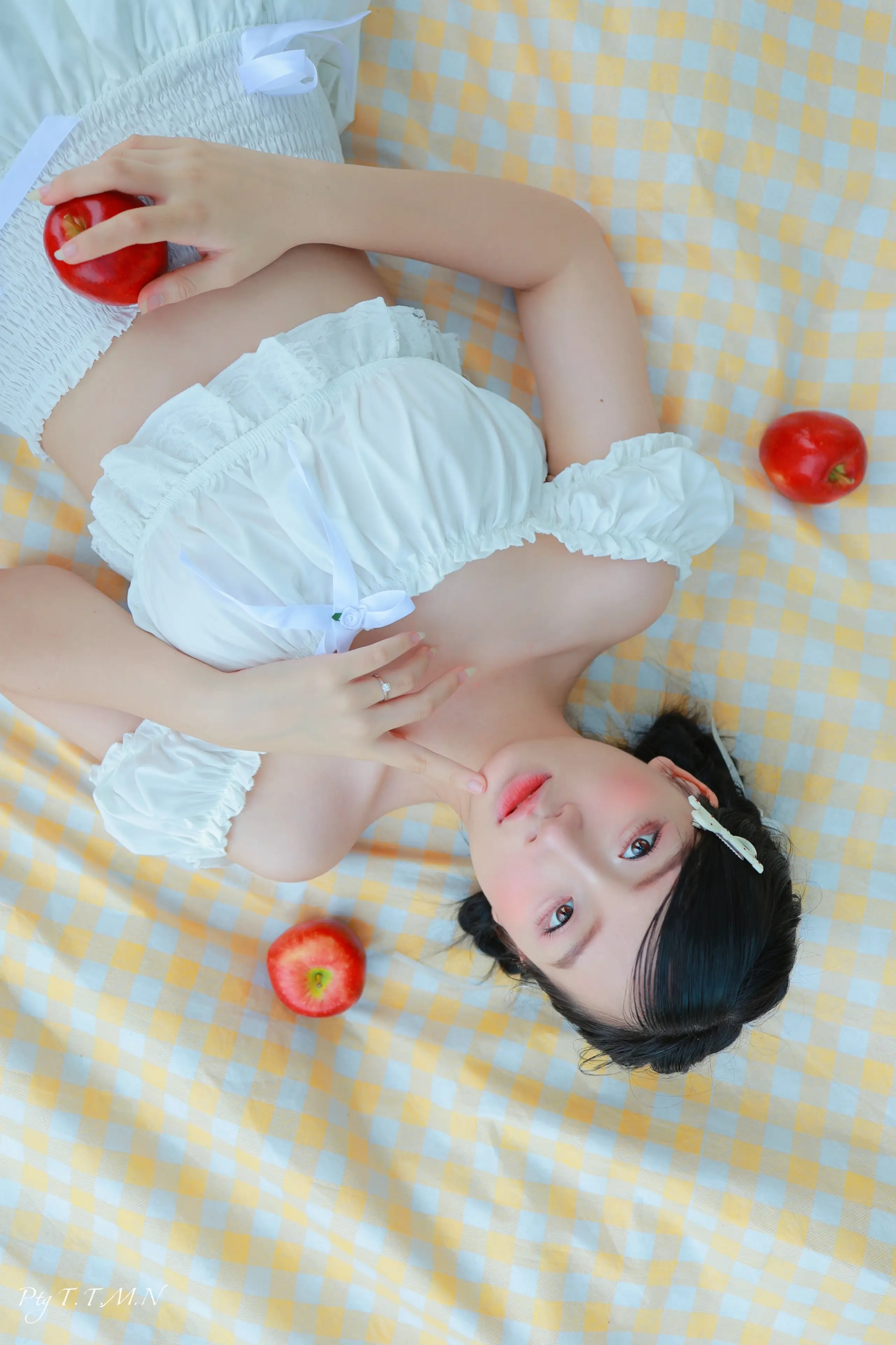 MÙA HÈ VÀ TÁO ĐỎ - 1